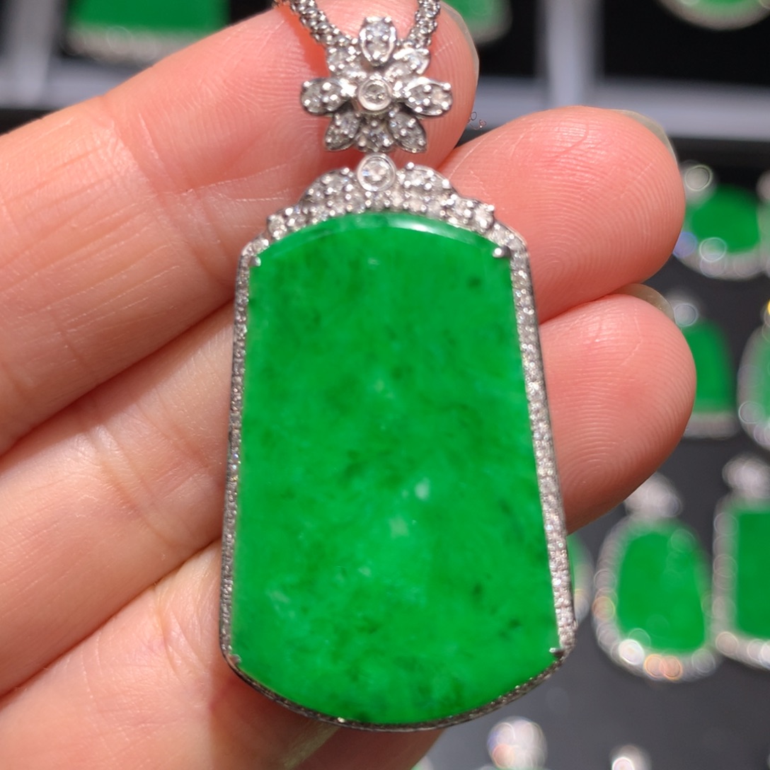 翡翠颈饰18K金镶嵌翡翠