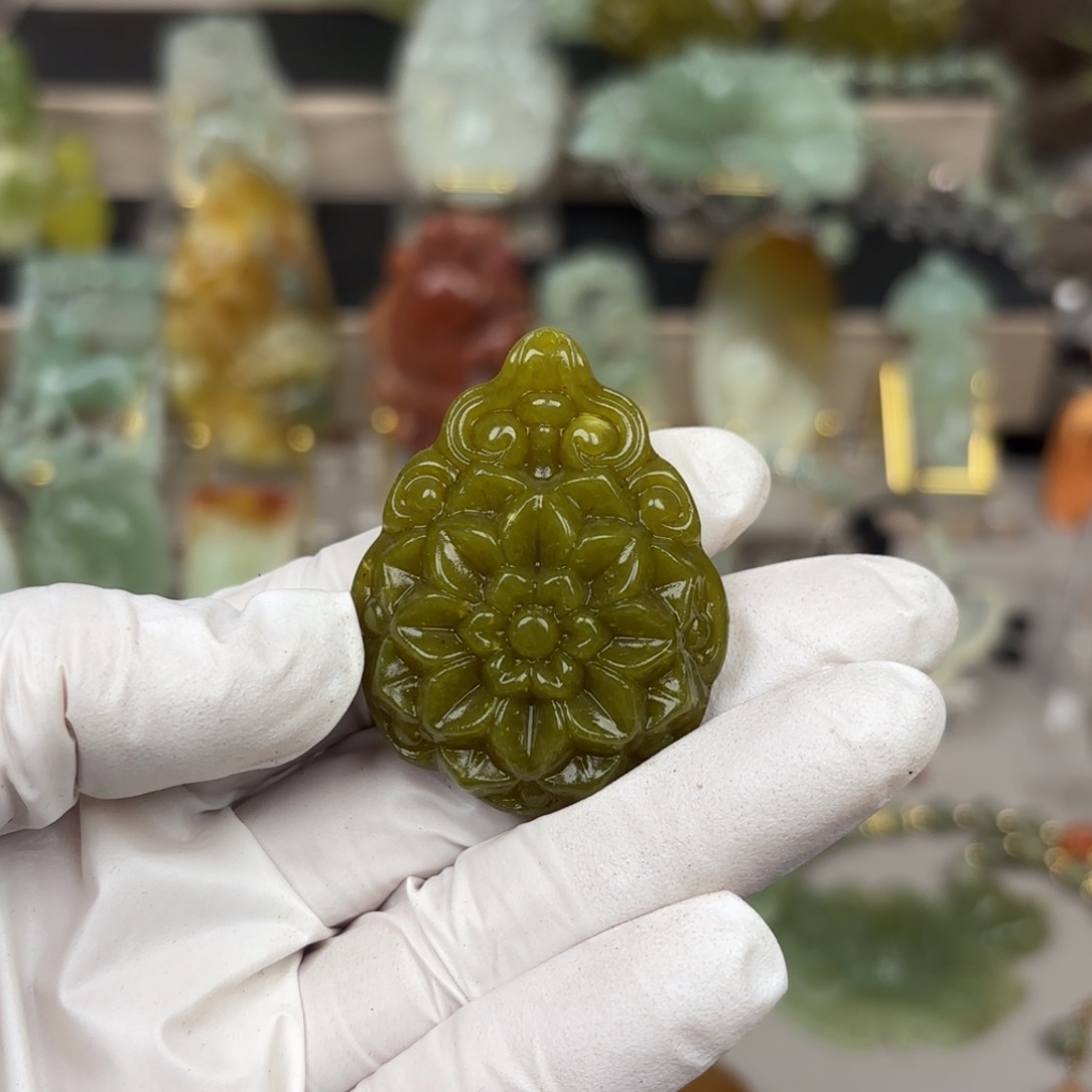 蛇纹石玉颈饰未镶嵌