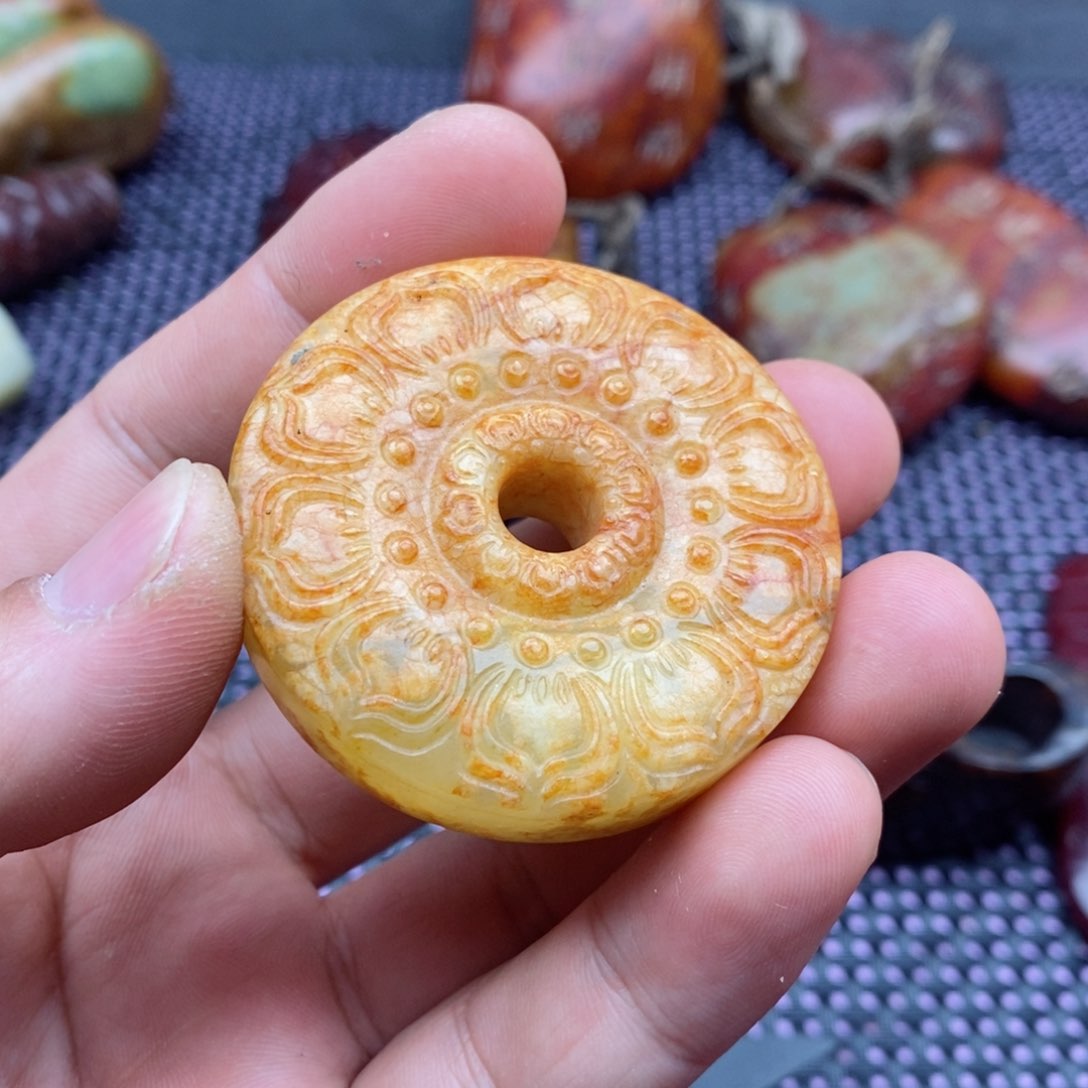 蛇纹石玉颈饰未镶嵌