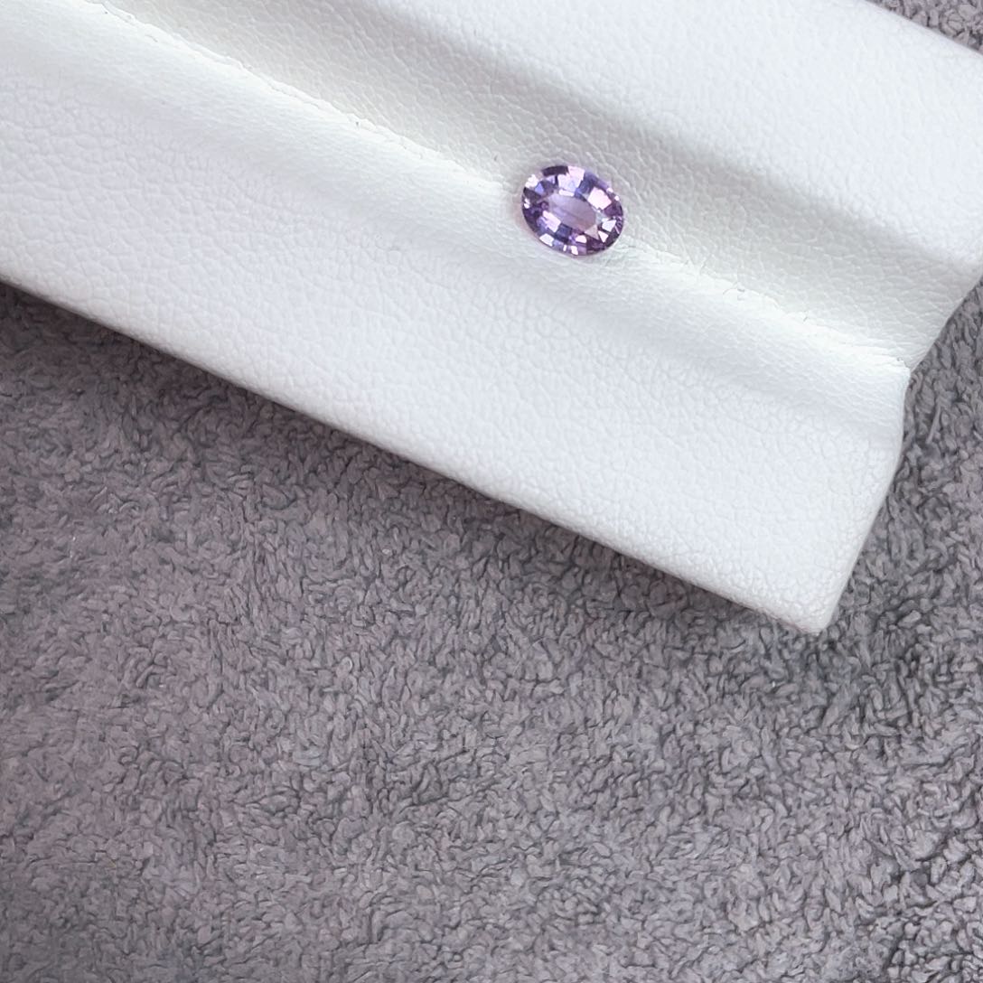 蓝宝石裸石未镶嵌静***力0.6Ct。  