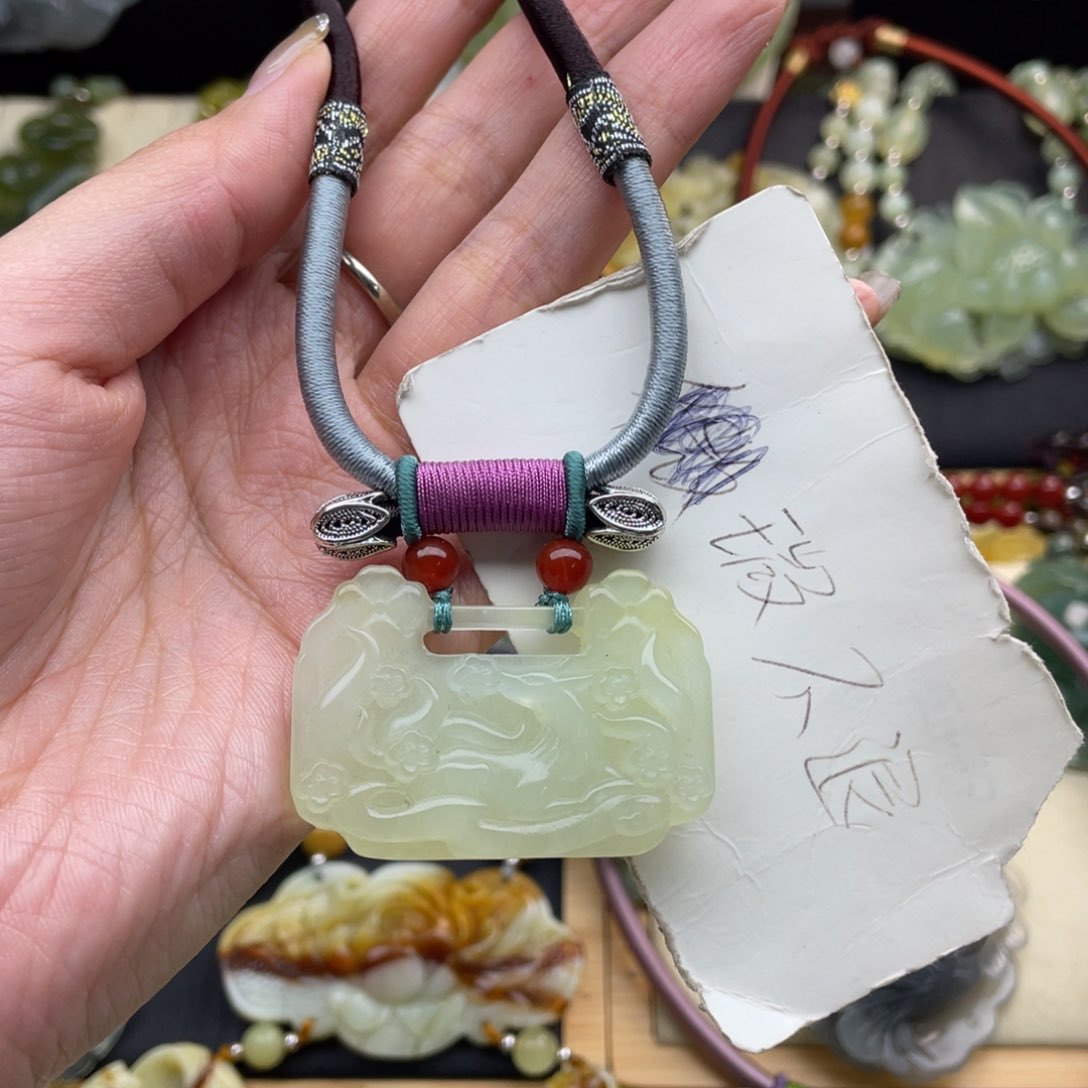 蛇纹石玉颈饰未镶嵌