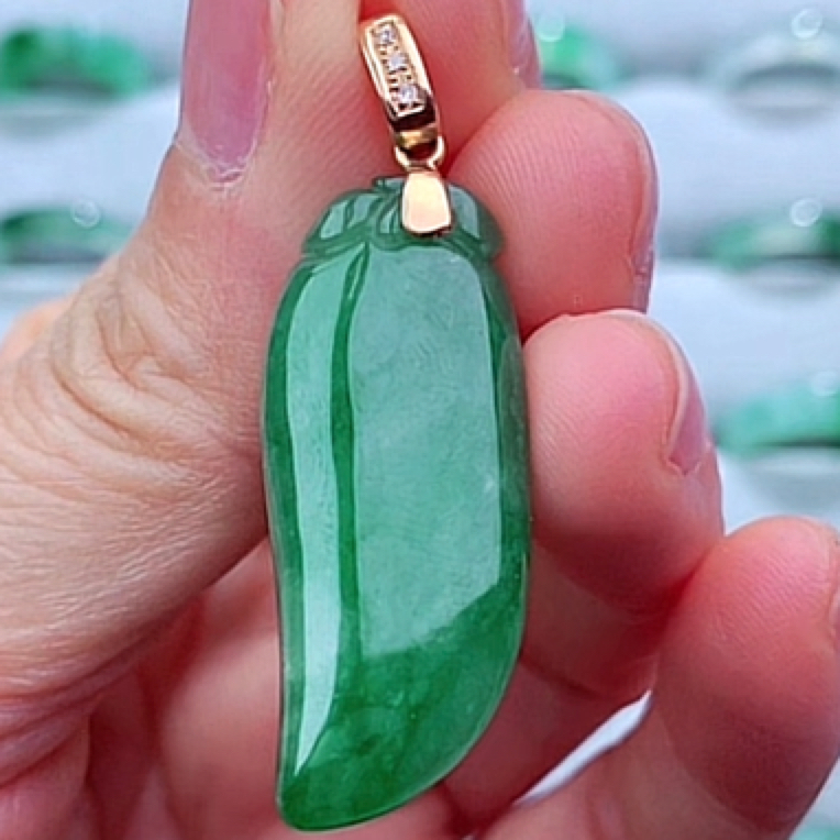 天然翡翠福瓜吊坠，18k金镶嵌