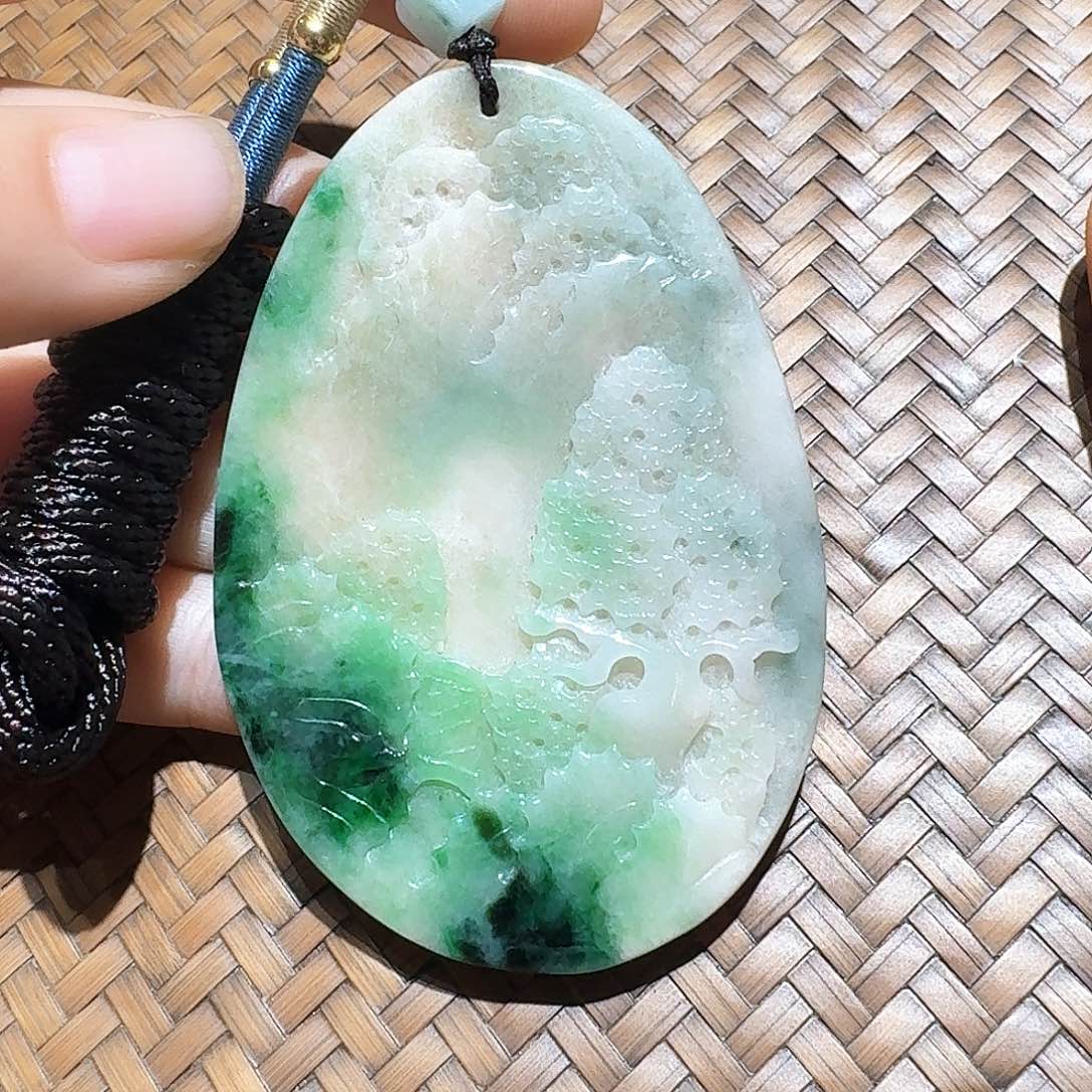 颈饰未镶嵌翡翠个性十足