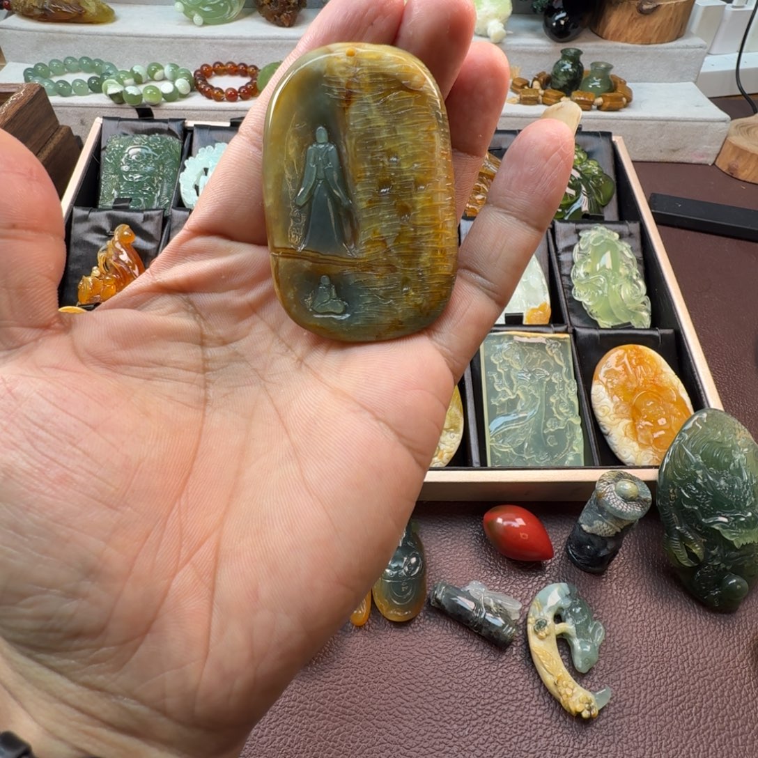 蛇纹石玉未镶嵌颈饰