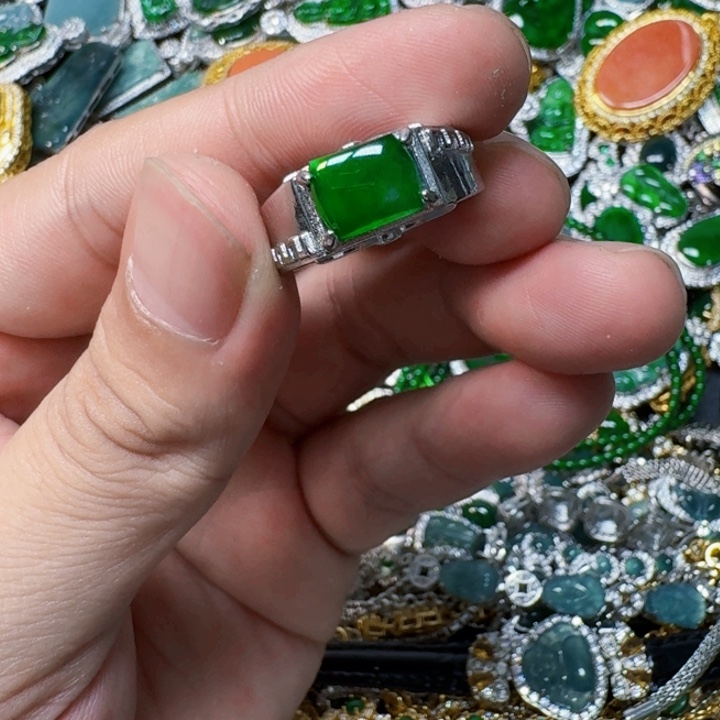 翡翠未镶嵌颈饰天然A货翡翠放漏