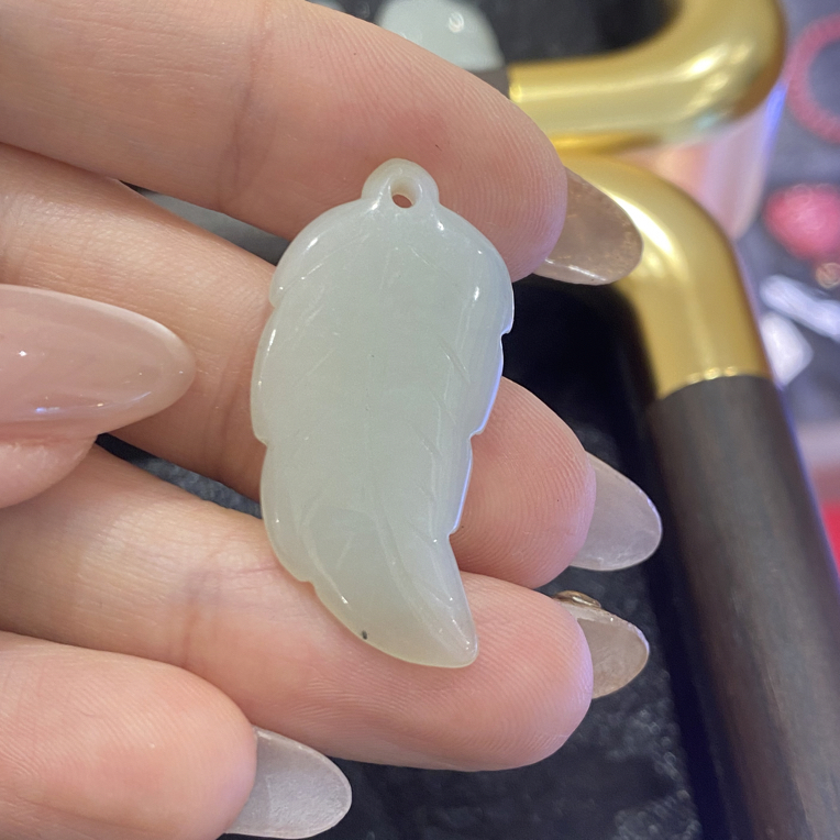 和田玉质地细腻，金枝玉叶