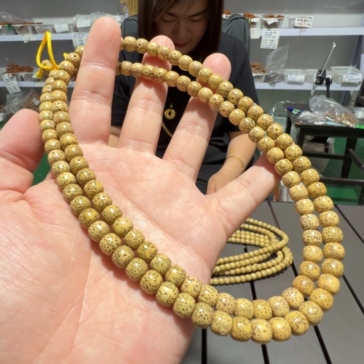星月菩提吊坠鸡油黄8×7左右108颗