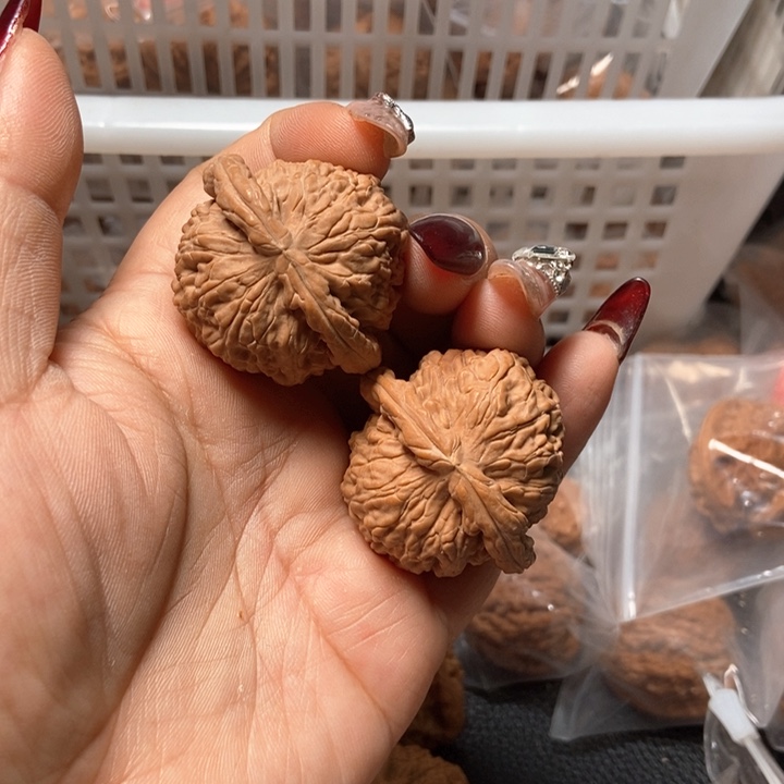 文玩核桃吊坠白狮子24