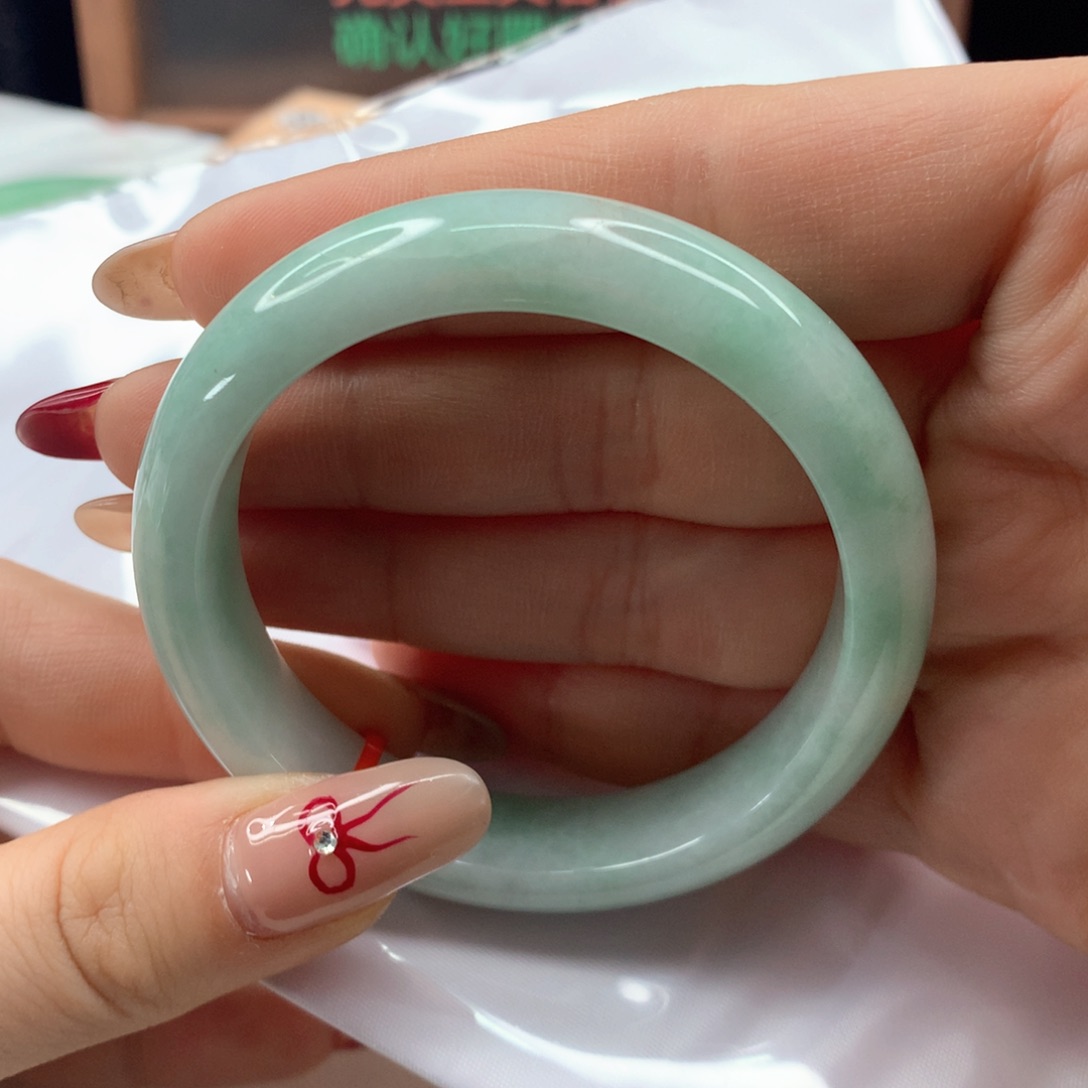 翡翠手镯未镶嵌52口