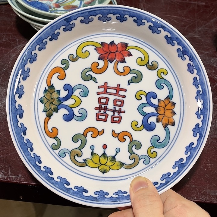 瓷片/////直径19厘米。红。