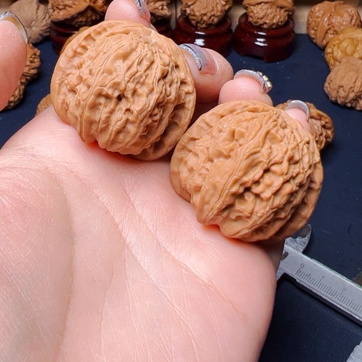 文玩核桃吊坠白狮子37