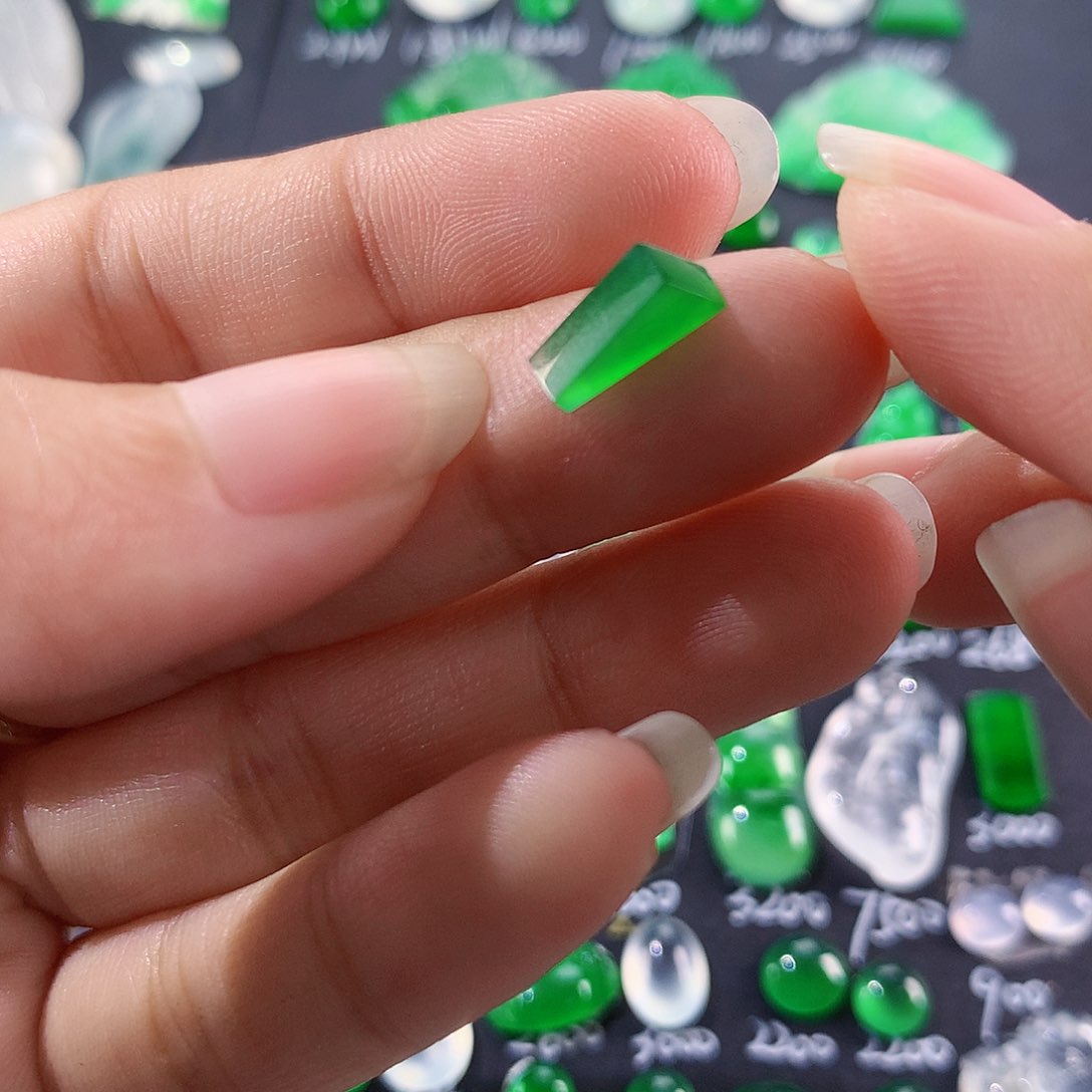 【闪购商品】翡翠颈饰未镶嵌切割