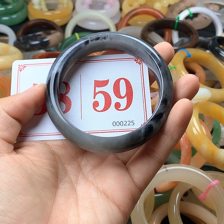 未镶嵌石英质玉（黄龙玉）手镯