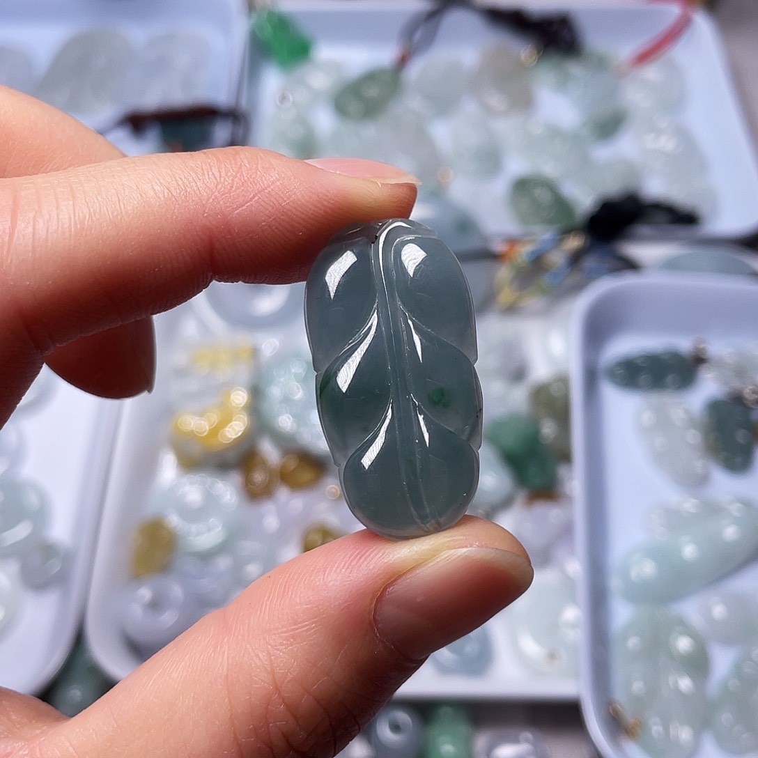 翡翠颈饰未镶嵌风***泪翡翠