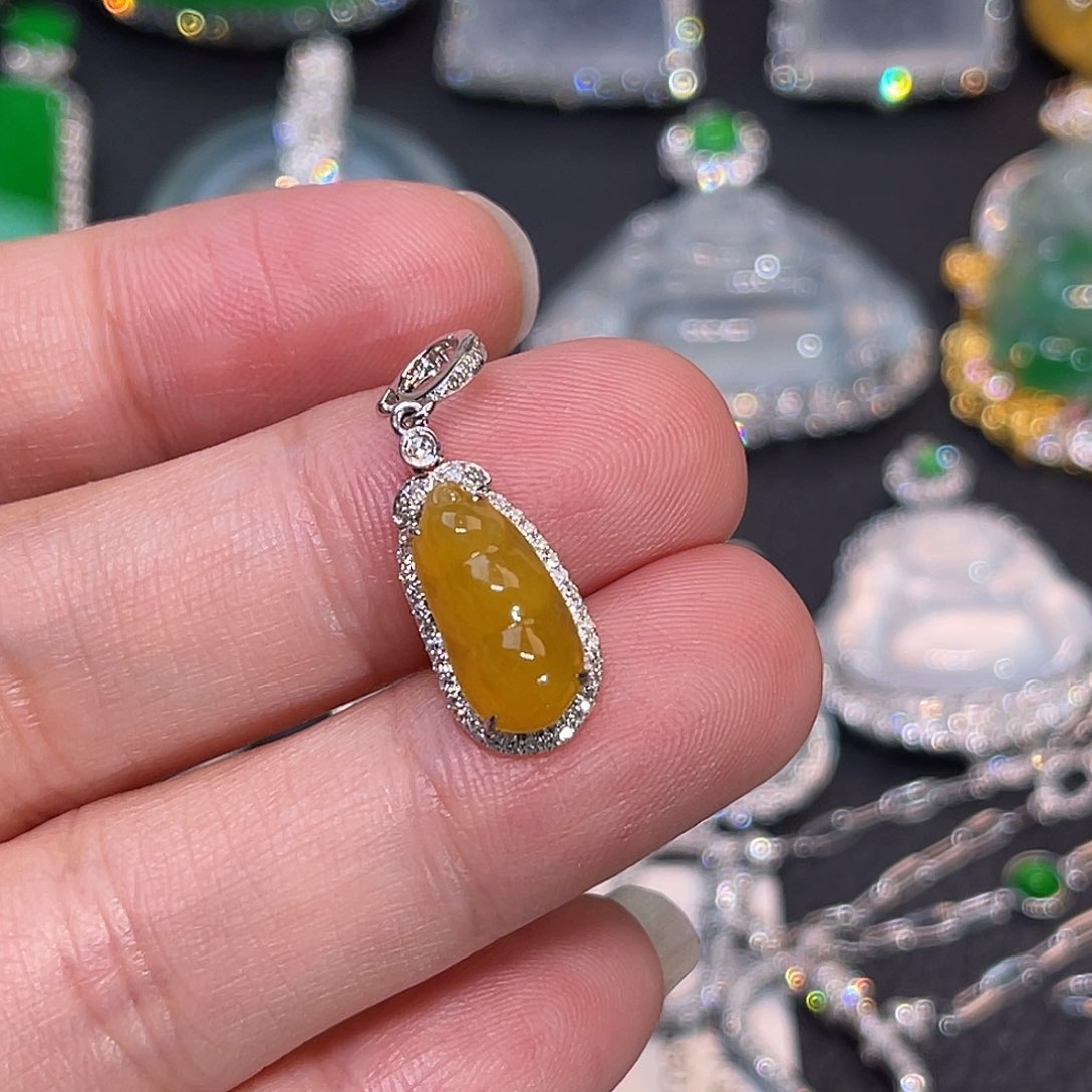 翡翠18K金镶嵌颈饰黄翡福豆万能扣