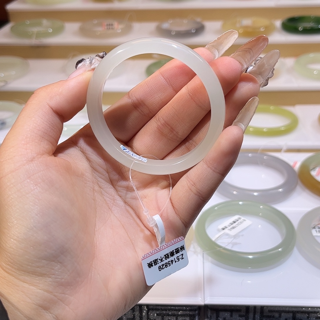 和田玉未镶嵌手镯白透