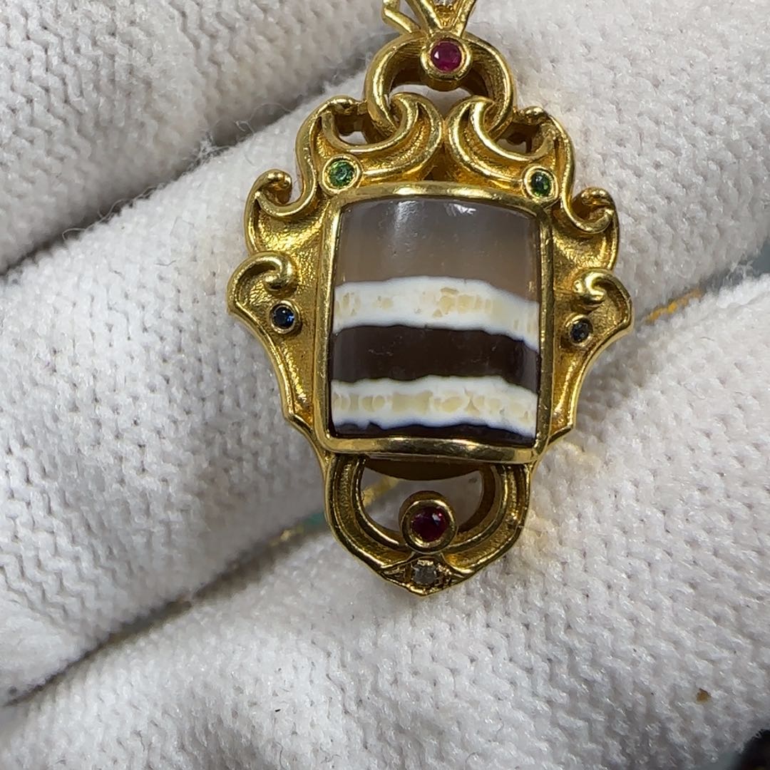 玛瑙/玉髓颈饰足金镶嵌吊坠一个