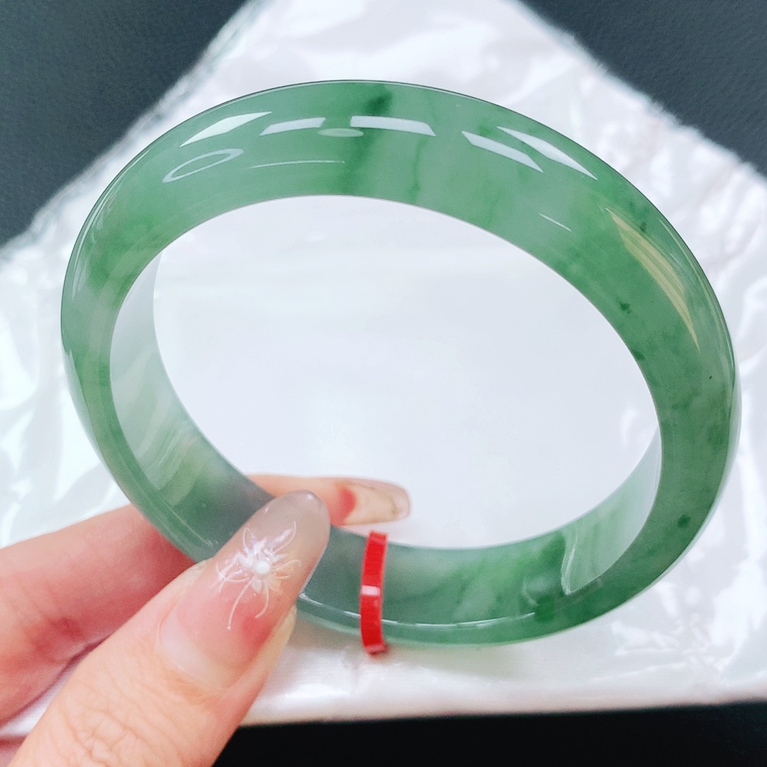 翡翠手镯未镶嵌56圈