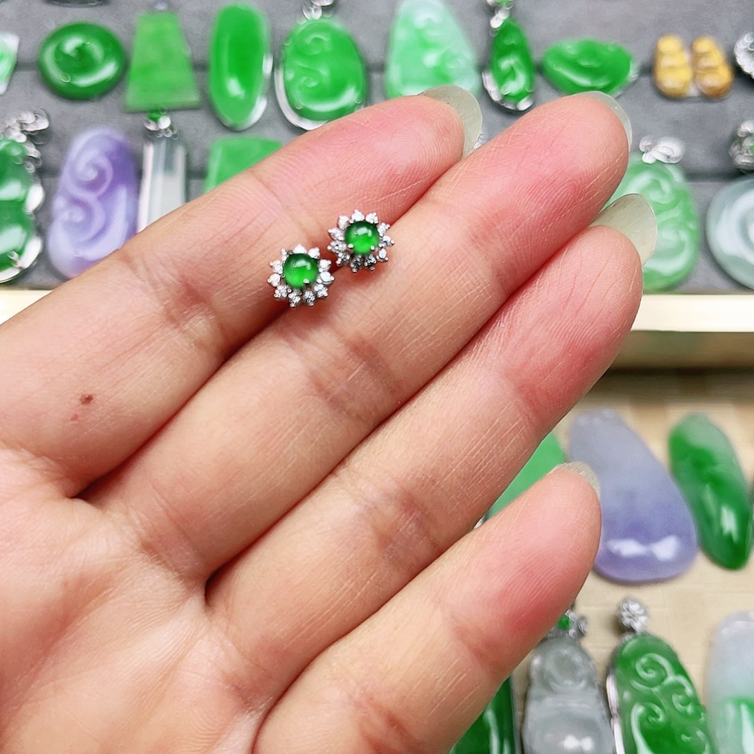 翡翠颈饰未镶嵌祼石