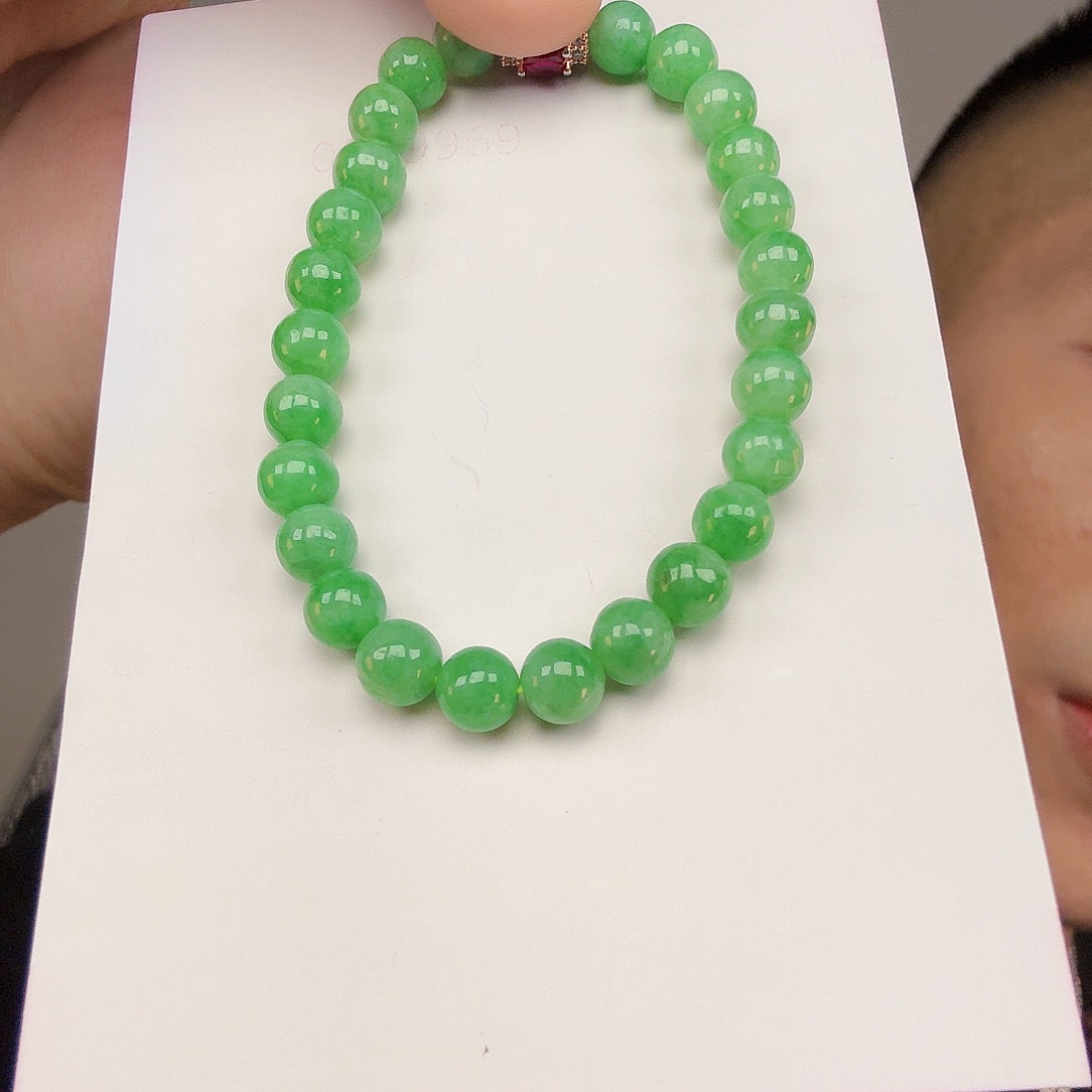 翡翠未镶嵌颈饰一件