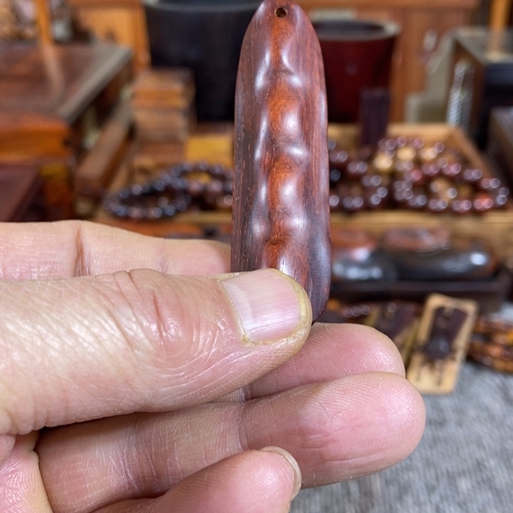 贡木紫檀手把件一个