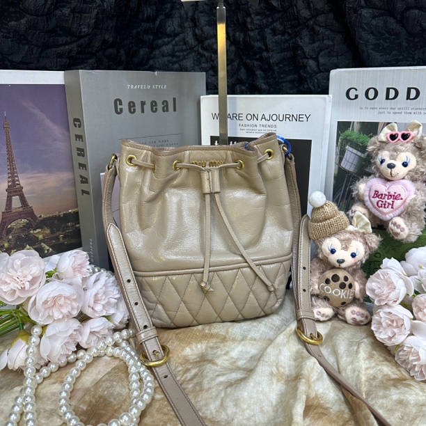 95新 MIU MIU/缪缪 缪缪卡其色小号水桶斜挎包