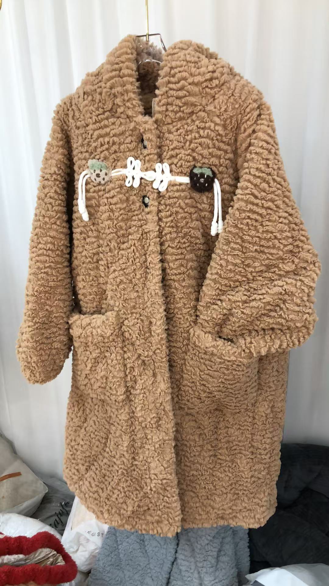 睡衣女款秋冬季三层夹棉加厚加绒草莓盘扣冬虫草绒中长家居服套装