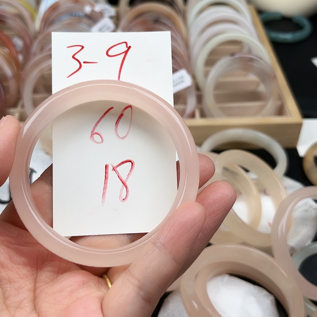 石英岩玉未镶嵌手镯3.9