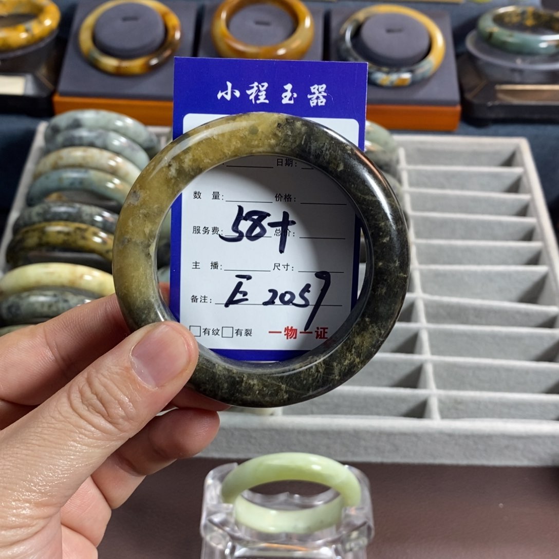 蛇纹石玉手镯未镶嵌