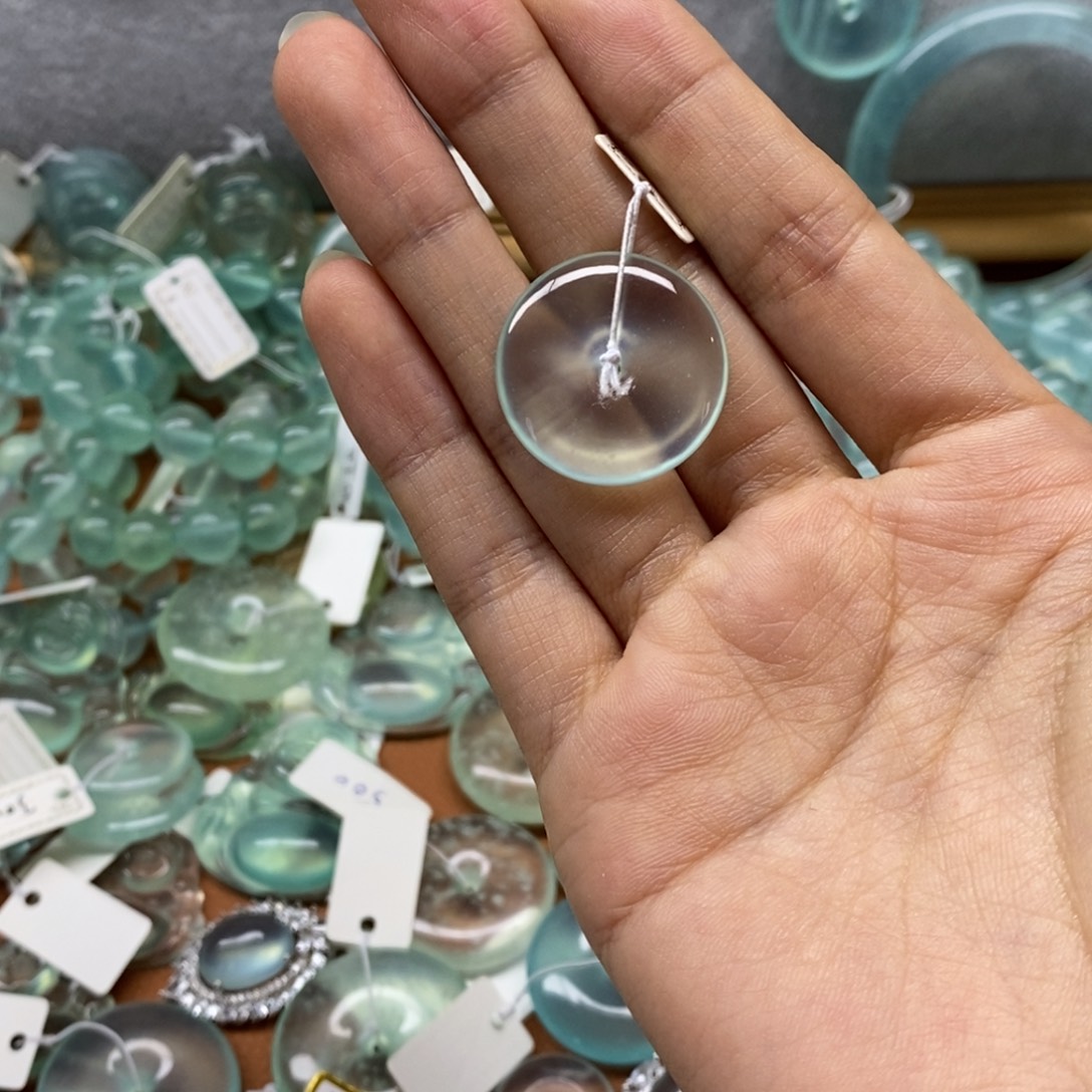 ￴***意蛇纹石玉未镶嵌颈饰