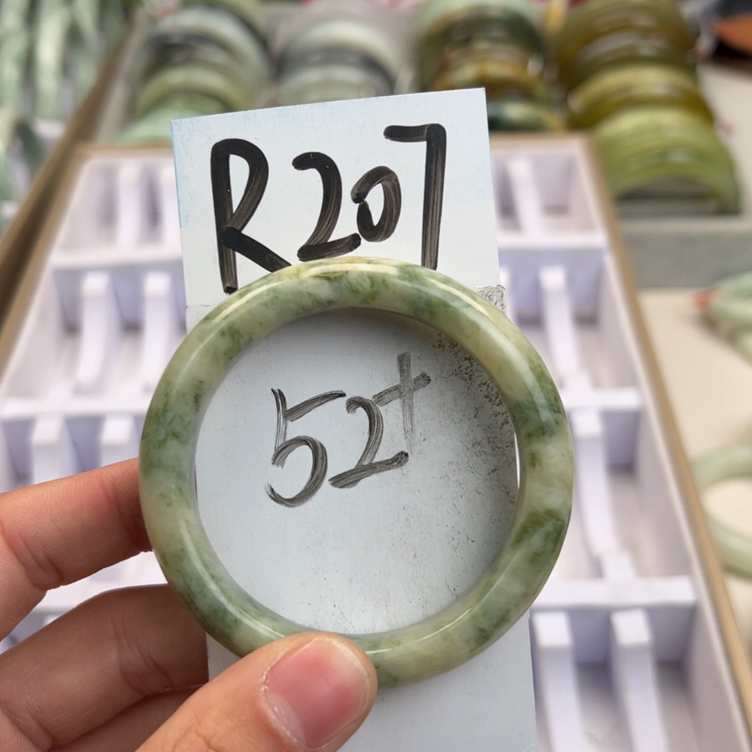 岫玉手镯未镶嵌天然岫玉微瑕，可以正常佩戴