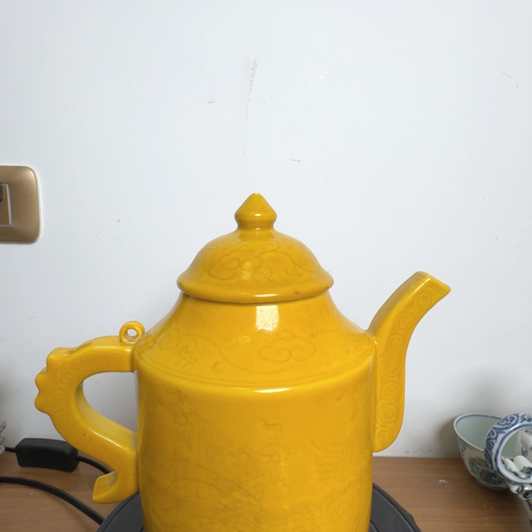 壶用****9黄釉暗刻龙凤纹执壶