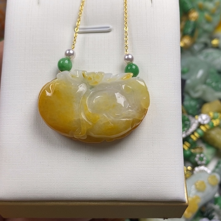 翡翠未镶嵌吊坠(赠链)