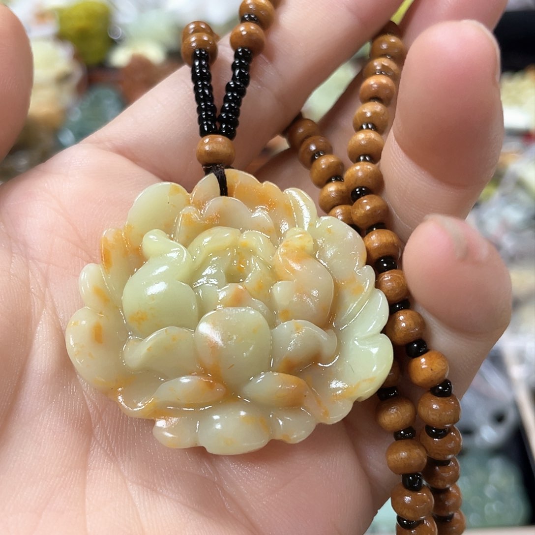 蛇纹石玉颈饰未镶嵌