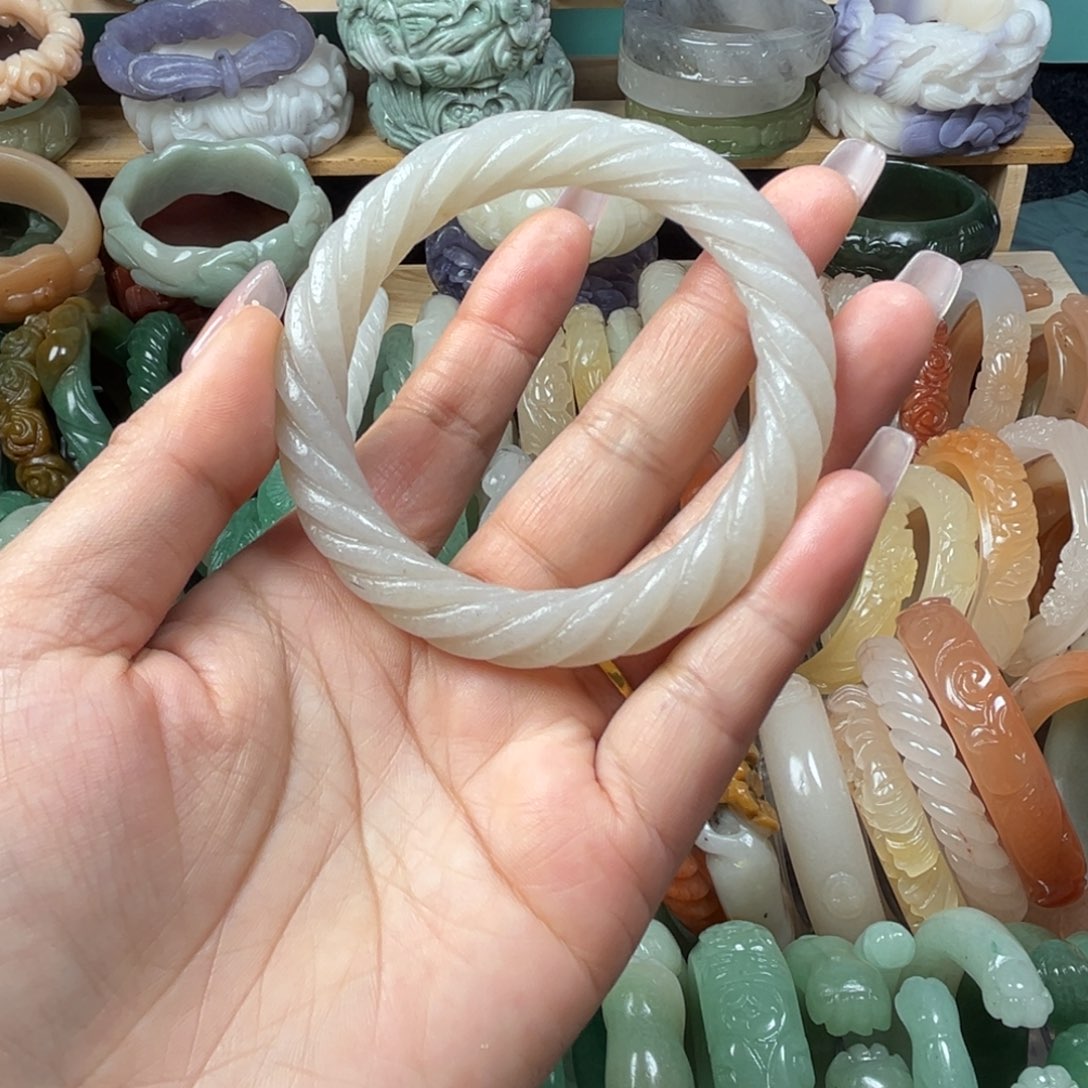 石英质玉未镶嵌雕花手镯