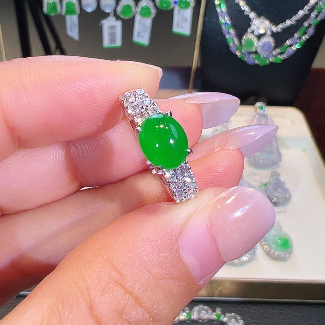 翡翠18K金镶嵌戒指