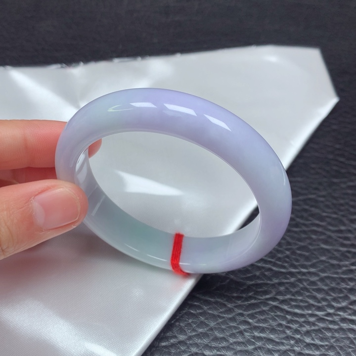 翡翠手镯未镶嵌。