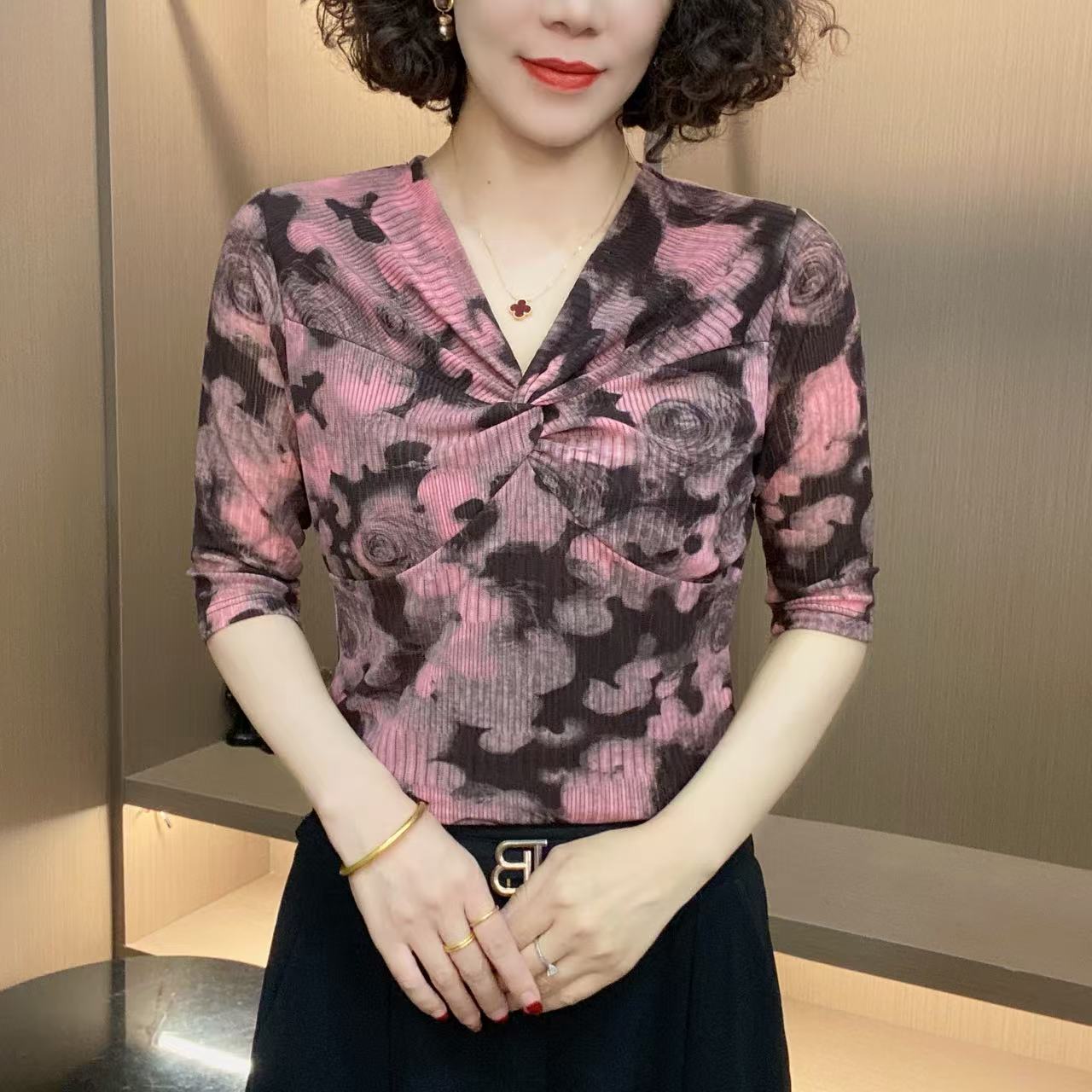 夏季妈妈装时尚修身型休闲风V领短款打底衫气质百搭中老年妈妈装