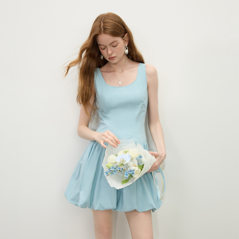 范思蓝恩腰精裙系列气质显瘦甜美少女感花苞吊带连衣裙25FS11030