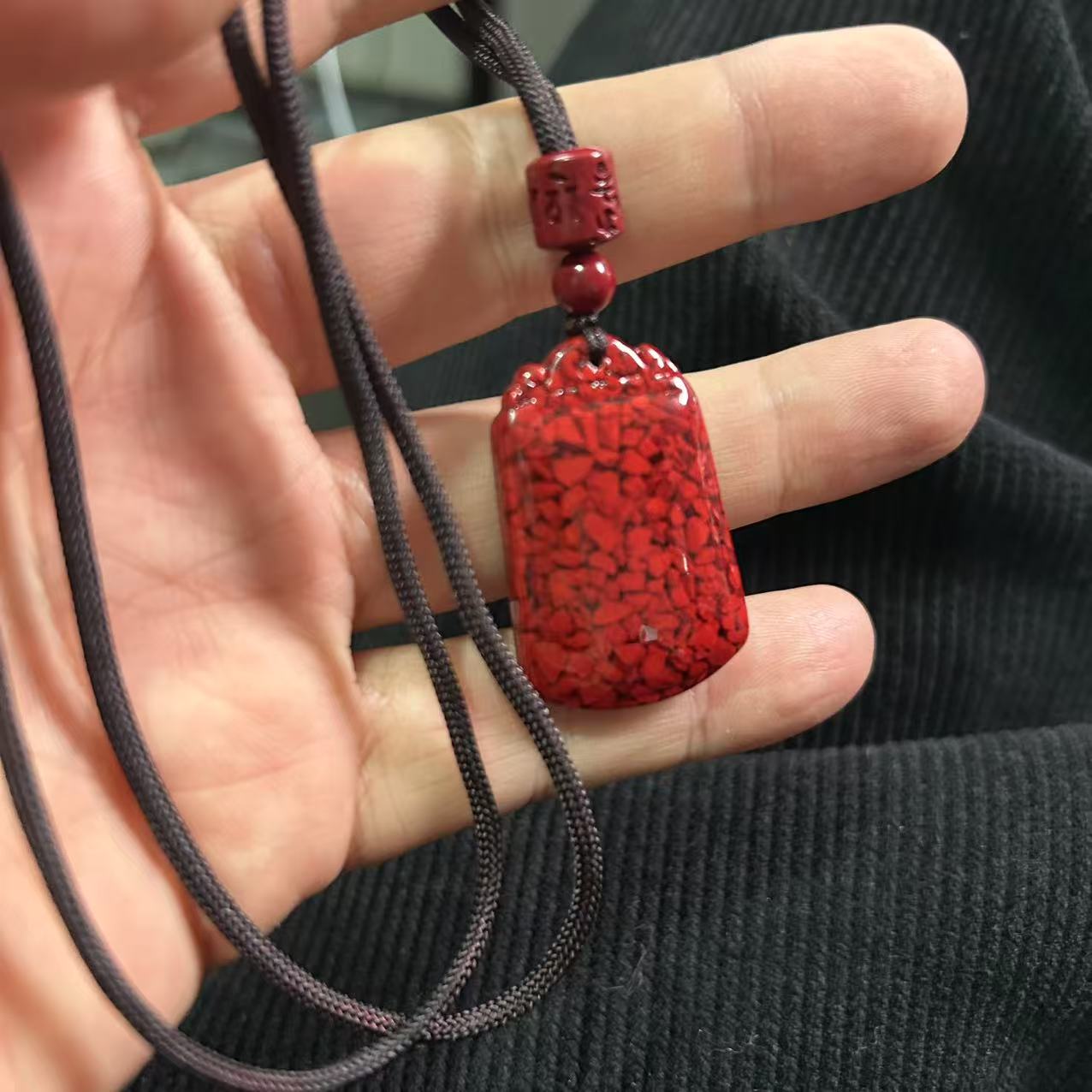 含辰砂工艺品精品雕刻新款无事牌晶体砂吊坠