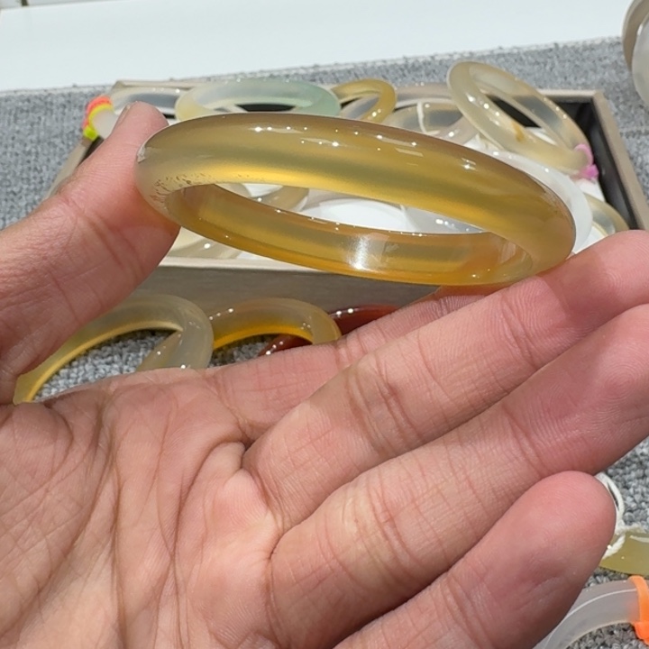 玛瑙/玉髓手镯未镶嵌多***?18