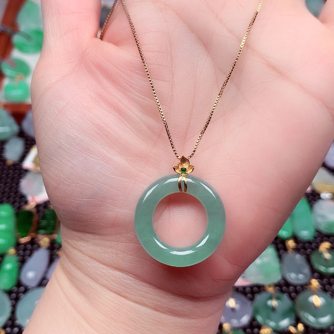 翡翠18K金镶嵌颈饰