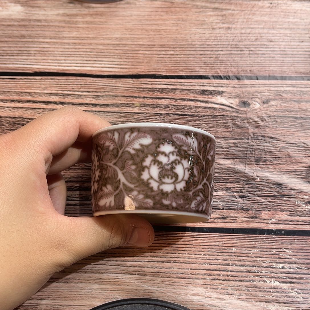 F*-釉里红大瑕疵牡丹直口杯