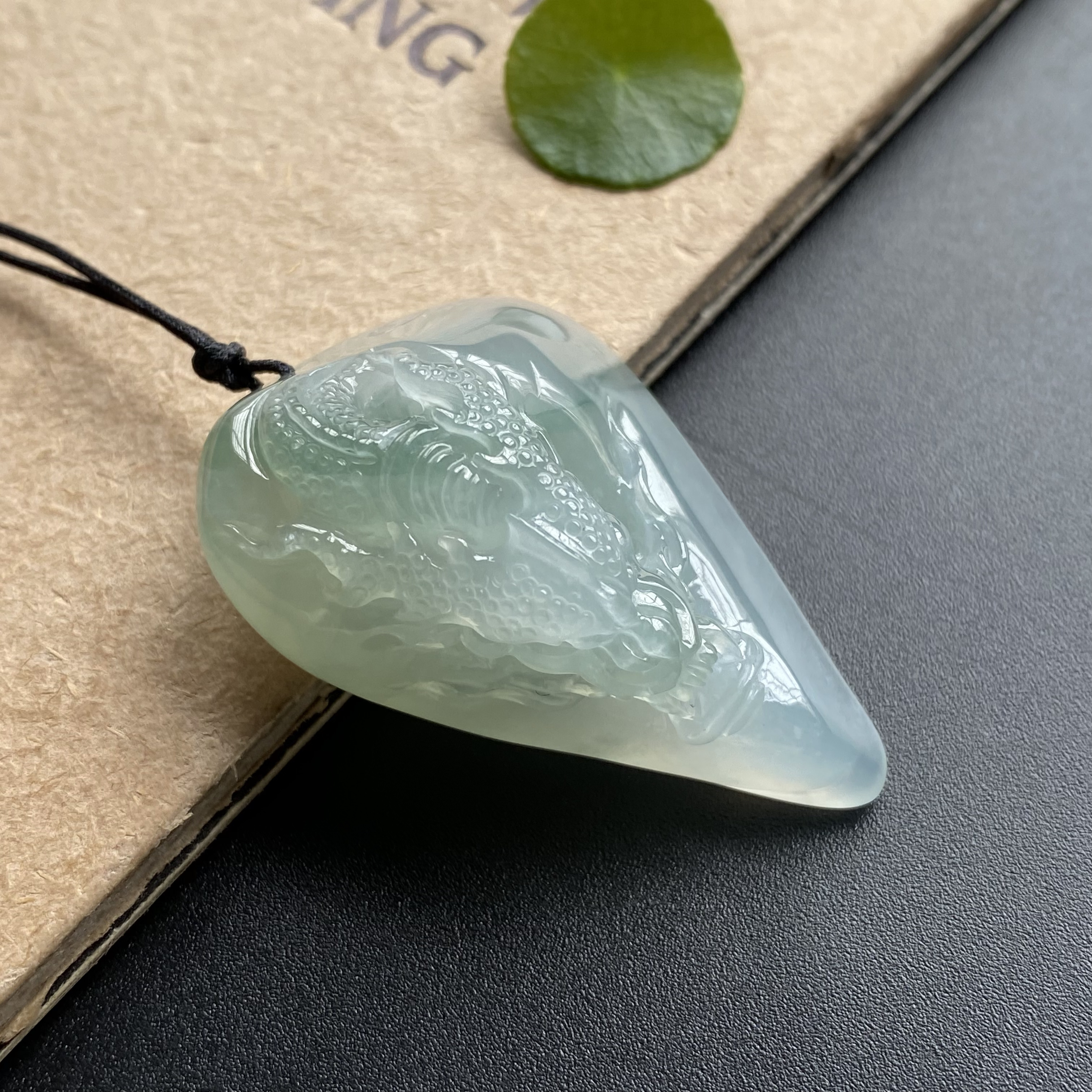 天然缅甸翡翠吊坠《冰胶龙牌》时尚气质冰透雕刻