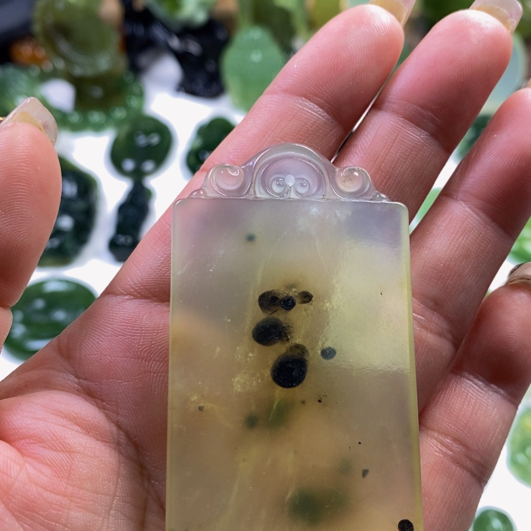 蛇纹石玉颈饰未镶嵌