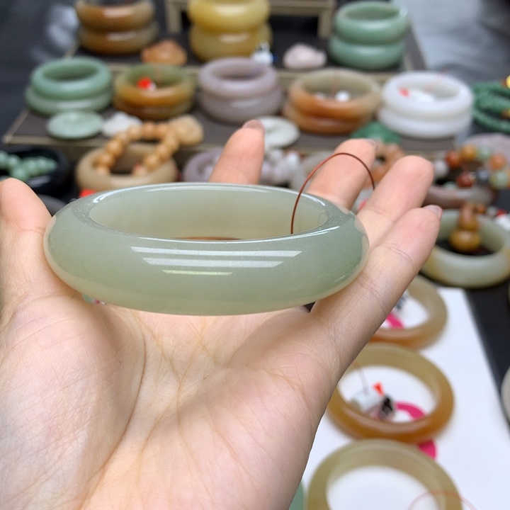 石英质玉手镯未镶嵌