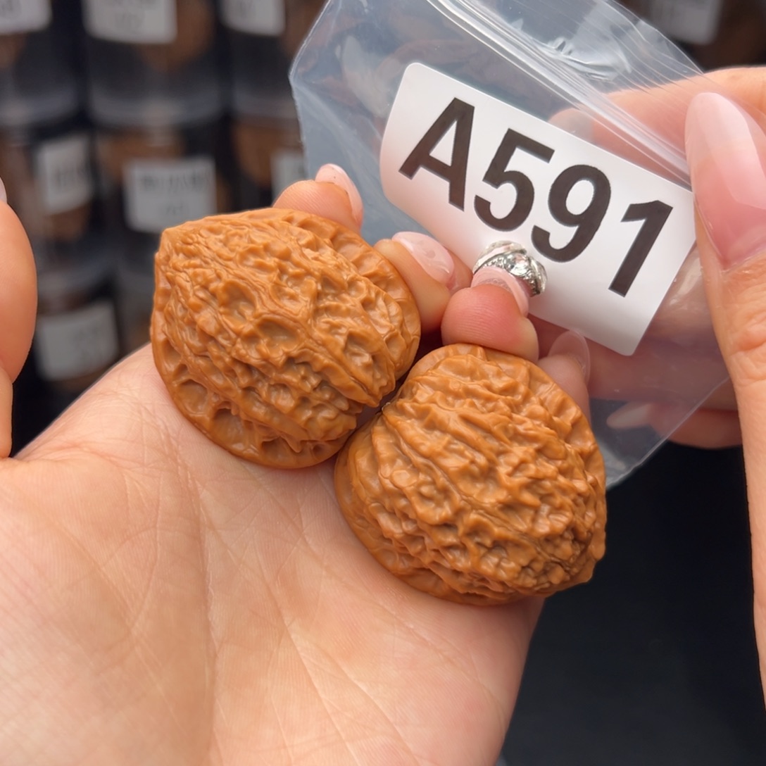 文玩核桃吊坠金牛38全品