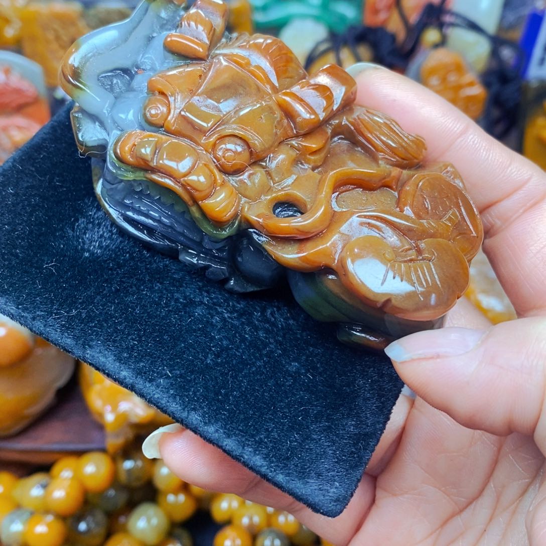 未镶嵌石英质玉（黄龙玉）颈饰