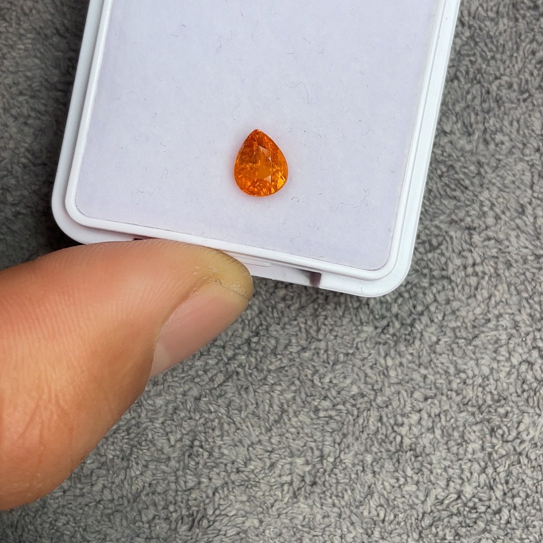 石榴石（芬达石）裸石未镶嵌1.53Ct。  