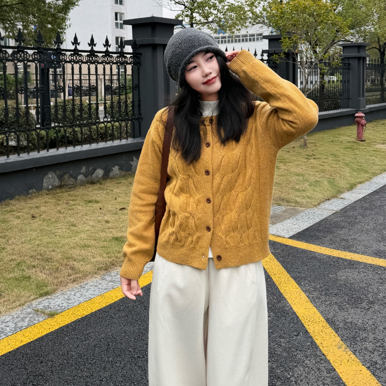 秋冬时尚韩系气质纯色百搭圆领麻花开衫针织毛衣-M25412325